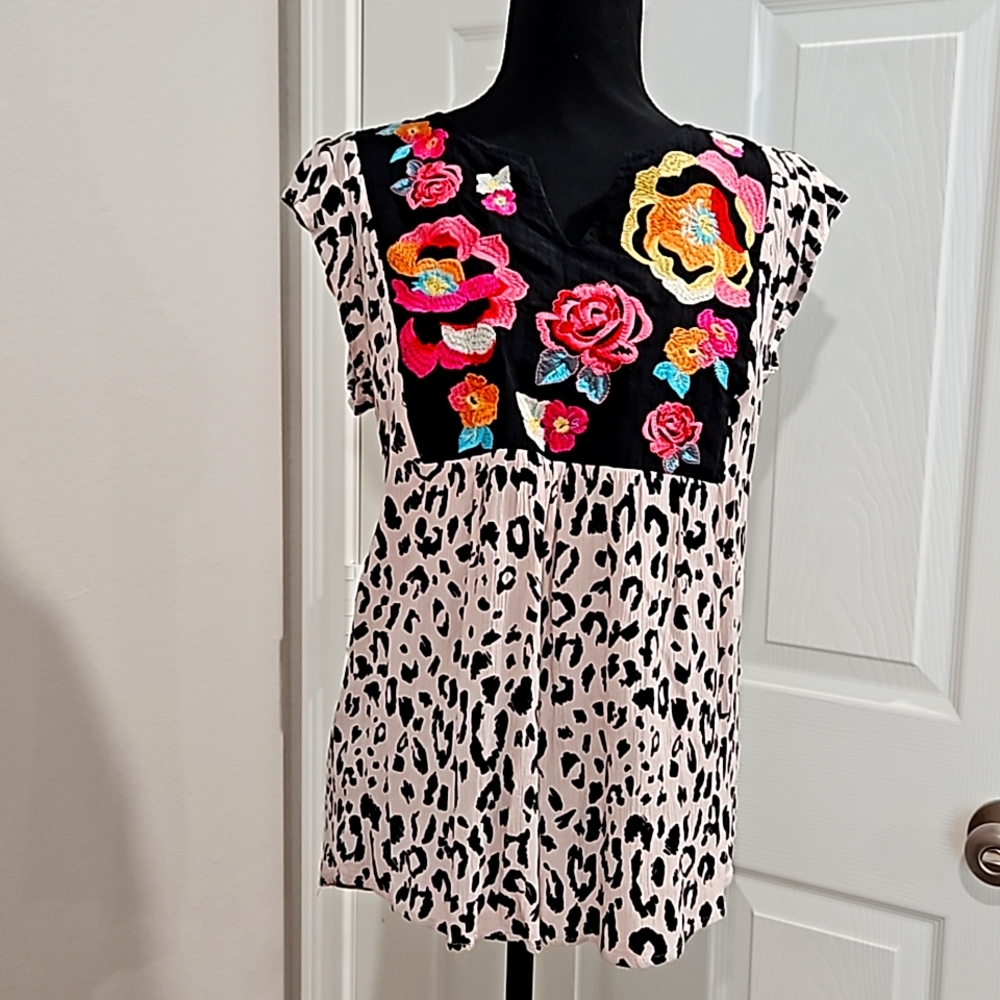 Savanna Jane Embroidered women's top.  Size medium. Cap sleeves.  Embroidery